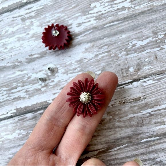 Burgundy Carved Look Daisy Flower Pierced Earring - Picture 3 of 4